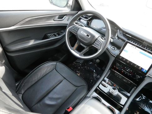 Used 2023 Jeep Grand Cherokee Limited w/ Luxury Tech Group II image 10