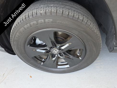 Used 2021 Toyota RAV4 XLE w/ Convenience Package FWD image 32