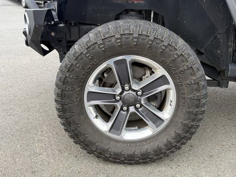 Used 2019 Jeep Wrangler Unlimited Sahara w/ Cold Weather Group image 11