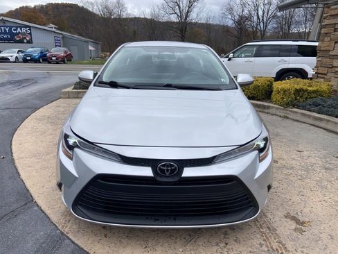 Used 2025 Toyota Corolla LE image 2
