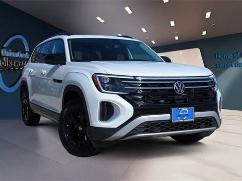 New 2026 Volkswagen Atlas Peak Edition image 3