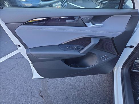 New 2025 Volkswagen Tiguan SE R-Line image 9