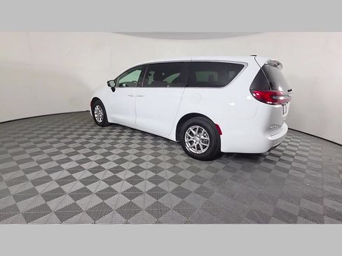 New 2026 Chrysler Pacifica Select FWD image 30
