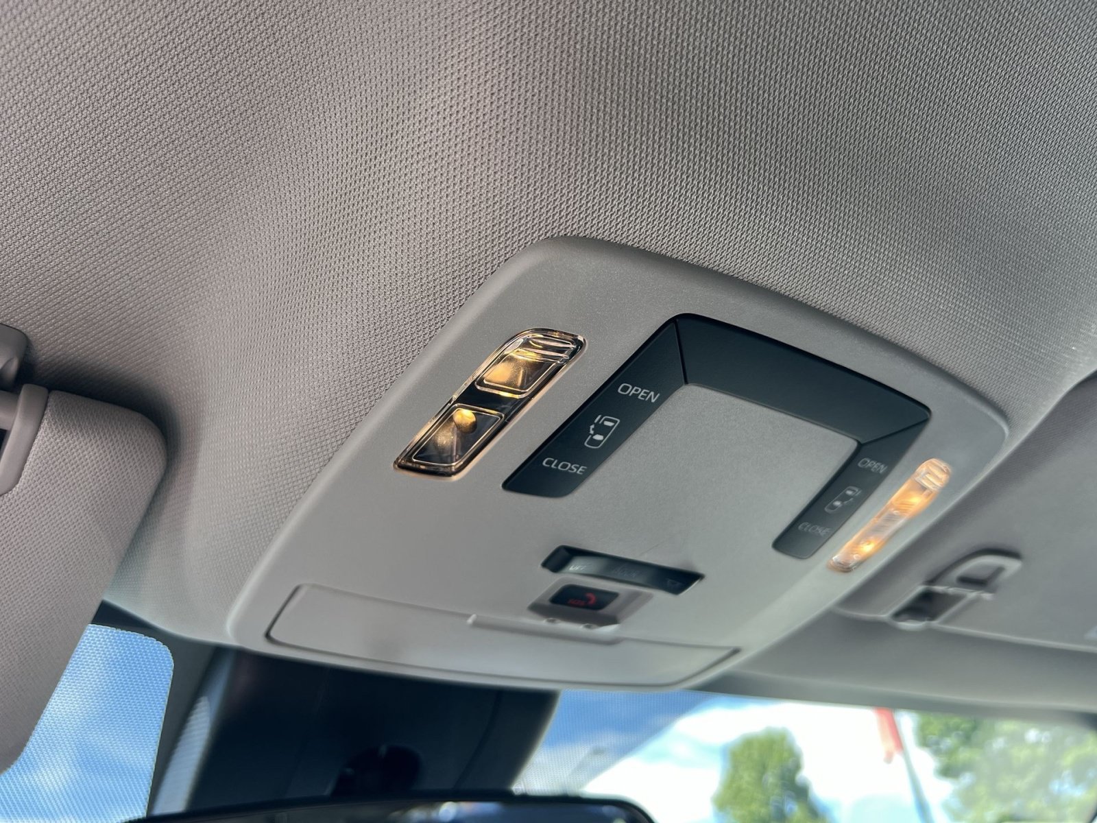 Used 2025 Toyota Sienna LE FWD image 29