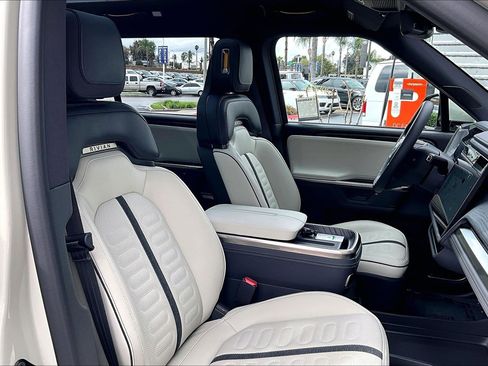 Used 2025 Rivian R1S Premium image 7