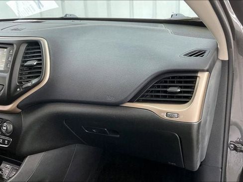 Used 2015 Jeep Cherokee Latitude w/ Cold Weather Group image 17