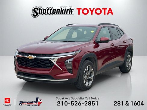 Used 2025 Chevrolet Trax LT image 1