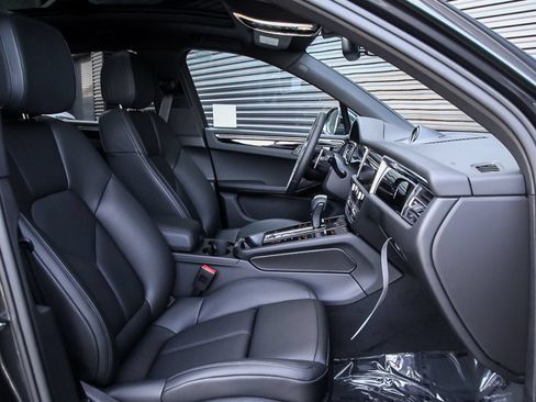 Certified 2024 Porsche Macan AWD/4WD image 19