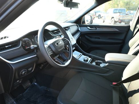 New 2025 Jeep Grand Cherokee L Laredo image 8