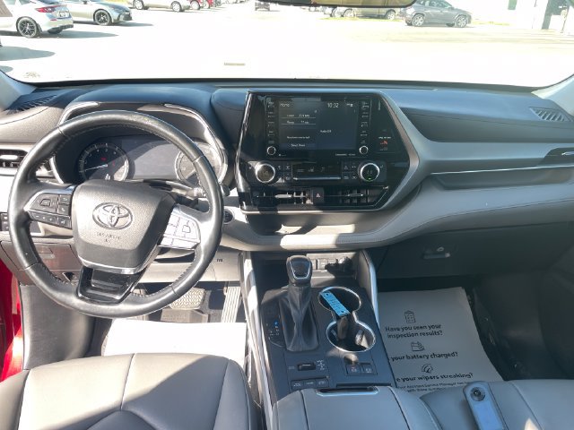 Used 2020 Toyota Highlander XLE AWD/4WD image 22