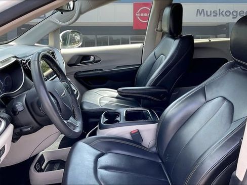 Used 2023 Chrysler Pacifica Touring-L FWD image 19