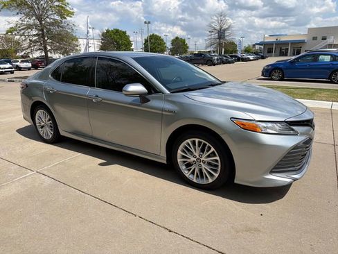 Used 2020 Toyota Camry XLE image 7