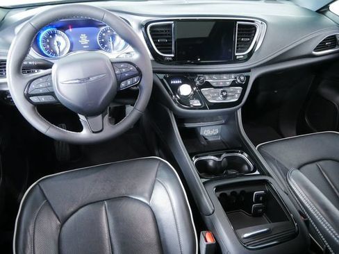 Used 2025 Chrysler Pacifica Limited FWD image 4