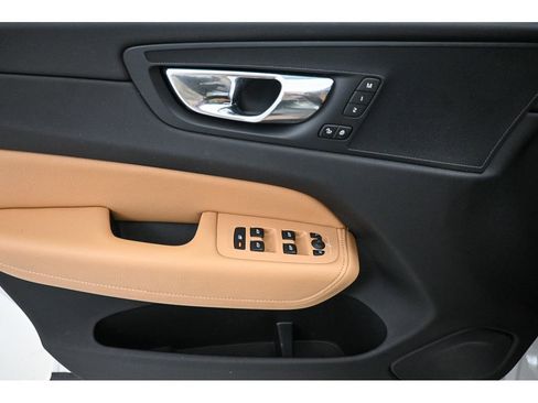 Used 2018 Volvo XC60 T6 Momentum w/ Vision Package image 31