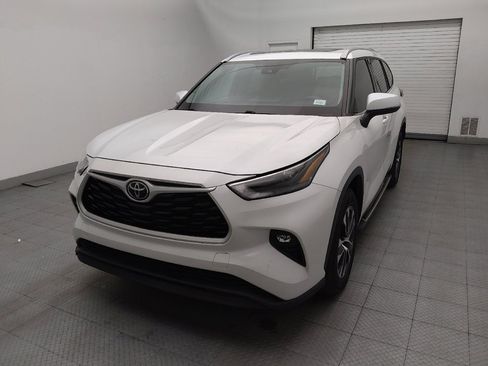 Used 2022 Toyota Highlander XLE FWD image 15