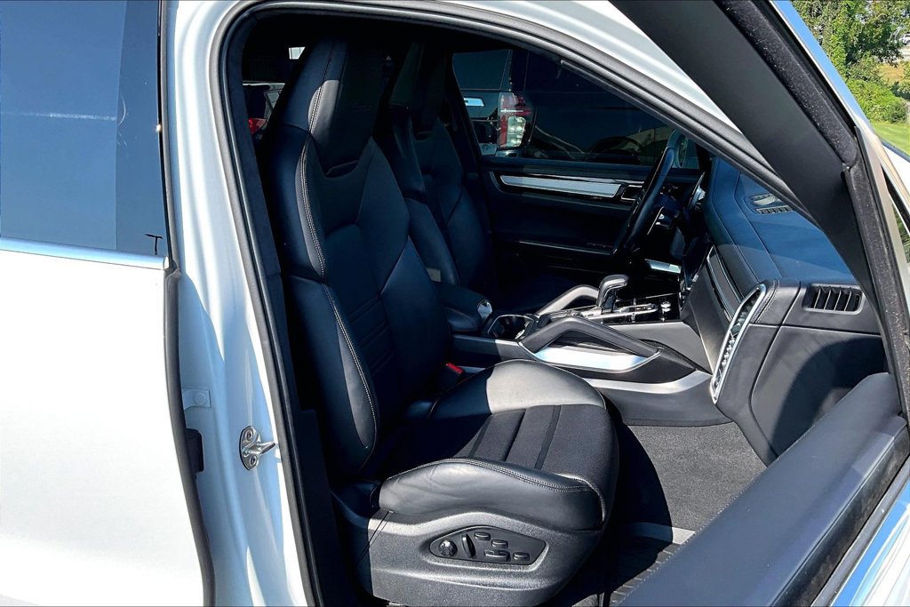 Used 2023 Porsche Cayenne Turbo AWD/4WD image 30
