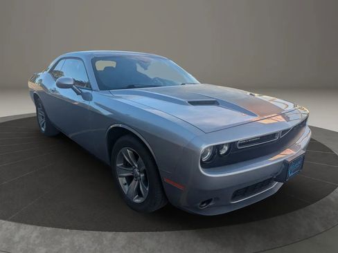 Used 2018 Dodge Challenger SXT image 3