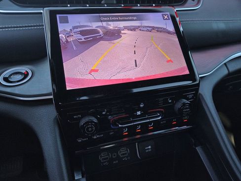 New 2025 Jeep Grand Cherokee Limited w/ Black Appearance Package image 9