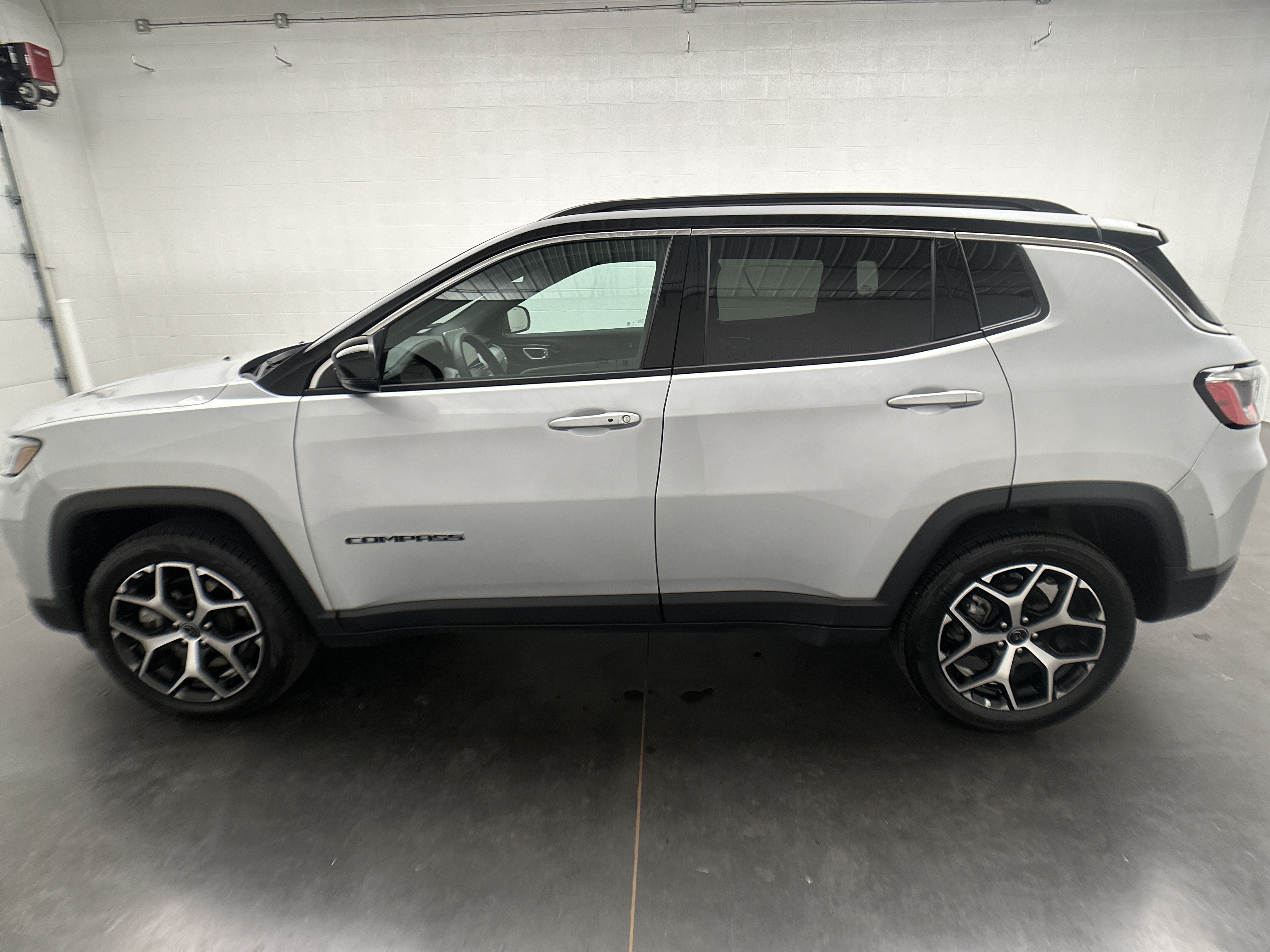 Used 2025 Jeep Compass Limited AWD/4WD image 39