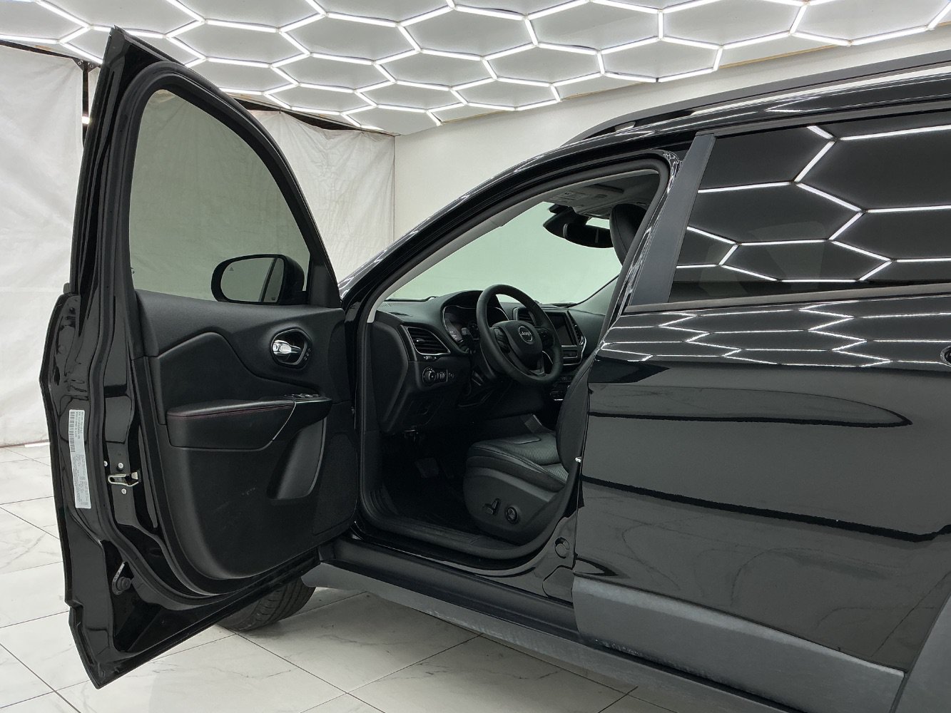 Used 2021 Jeep Cherokee Trailhawk w/ Premium Leather Package AWD/4WD image 16