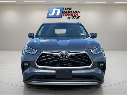 Used 2023 Toyota Highlander Platinum FWD image 2