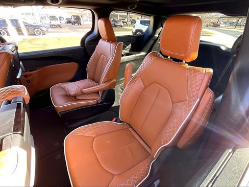 Used 2024 Chrysler Pacifica Pinnacle image 18