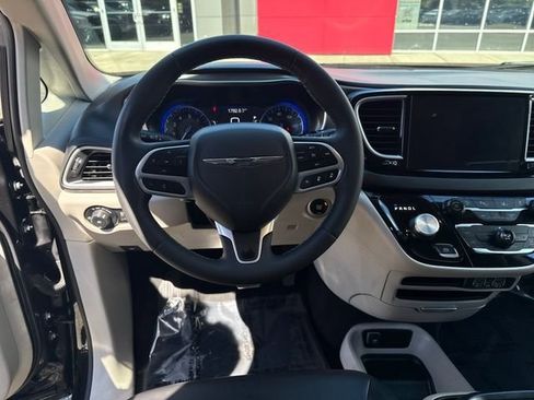 Used 2023 Chrysler Pacifica Touring-L FWD image 18