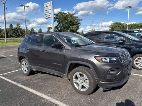 Used 2023 Jeep Compass Latitude w/ Convenience Group AWD/4WD image 4