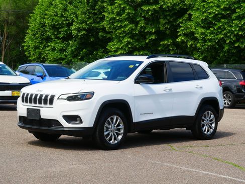 Used 2022 Jeep Cherokee Latitude Lux w/ Mopar Interior Package AWD/4WD image 3