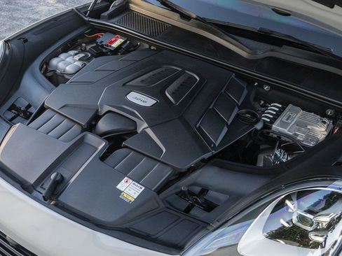 Used 2022 Porsche Cayenne Coupe image 36