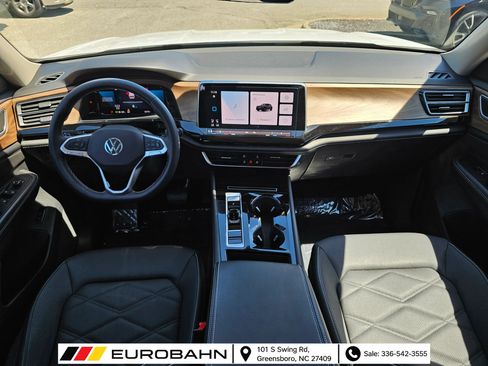 Used 2024 Volkswagen Atlas SE w/ Panoramic Sunroof Package FWD image 19