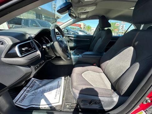 Used 2018 Toyota Camry LE w/ Convenience Package FWD image 9