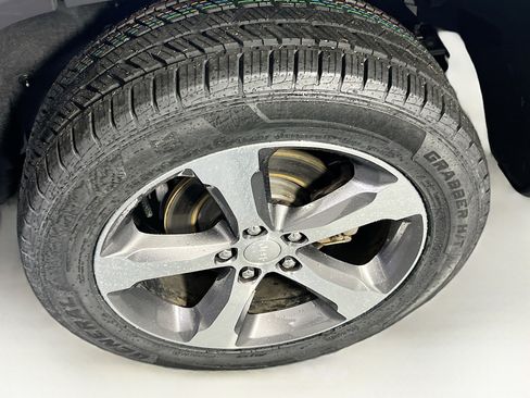 Used 2023 Jeep Grand Cherokee Limited AWD/4WD image 31