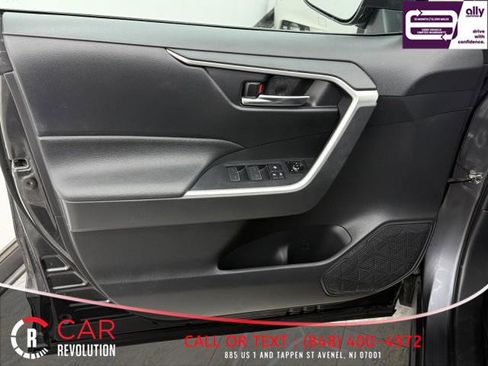 Used 2022 Toyota RAV4 SE w/ Convenience Package image 33