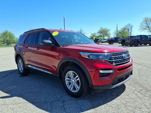 Used 2023 Ford Explorer XLT w/ Equipment Group 202A AWD/4WD image 3