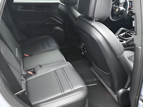 Certified 2025 Porsche Cayenne GTS AWD/4WD image 10