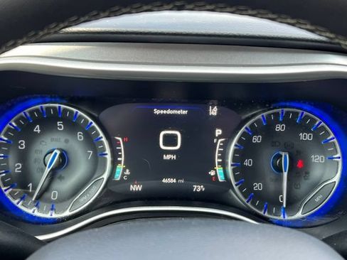 Used 2023 Chrysler Pacifica Touring-L FWD image 18