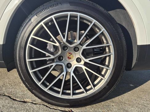 Used 2022 Porsche Cayenne Platinum Edition image 7