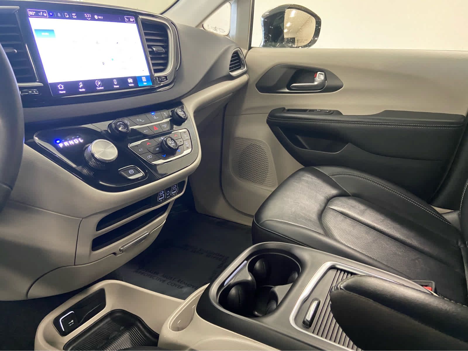 Used 2024 Chrysler Pacifica Touring-L FWD image 33