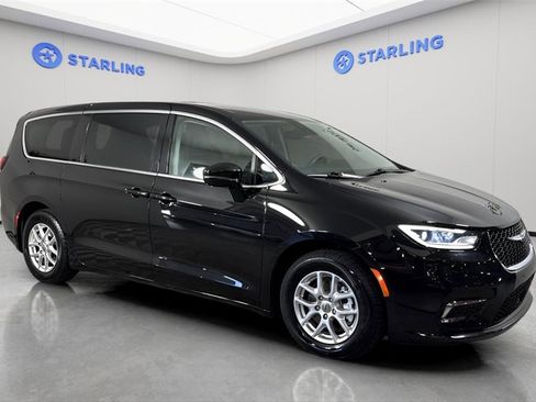 Used 2024 Chrysler Pacifica Touring-L image 13