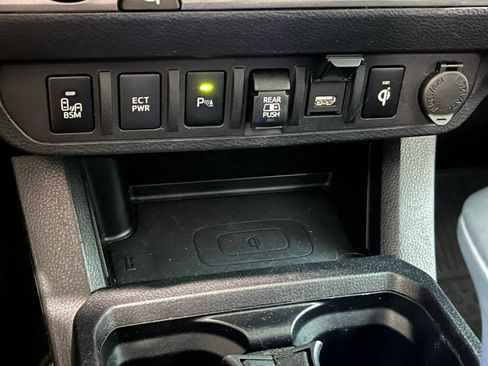 Used 2020 Toyota Tacoma TRD Off-Road w/ TRD Premium Off Road Package AWD/4WD image 24