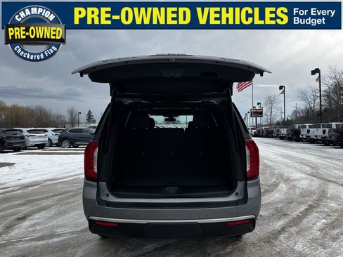 Used 2022 GMC Yukon SLT w/ SLT Premium Package image 18