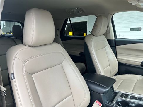 Used 2020 Ford Explorer XLT w/ Equipment Group 202A image 12