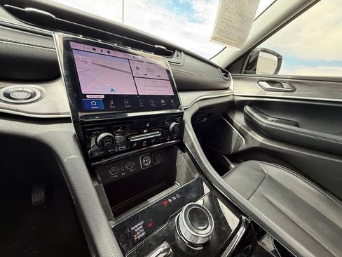 Used 2022 Jeep Grand Cherokee L Limited AWD/4WD image 11