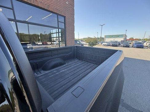 Used 2021 Chevrolet Colorado Z71 w/ Z71 Midnight Edition AWD/4WD image 12