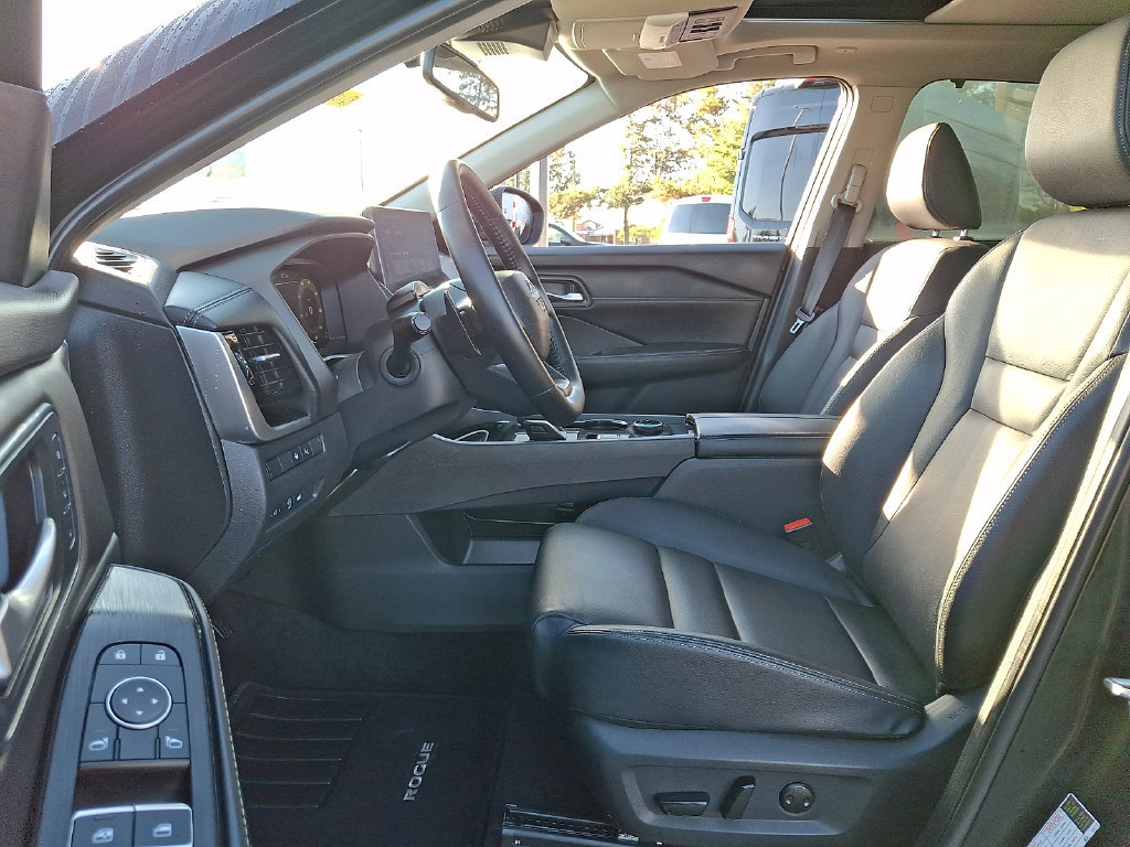 Certified 2025 Nissan Rogue SL w/ Tech Package AWD/4WD image 14