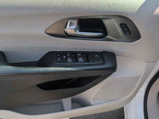Used 2024 Chrysler Pacifica Touring-L FWD image 16
