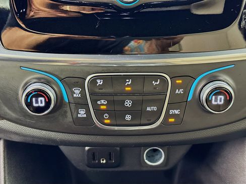 Used 2023 Chevrolet Traverse LS FWD image 17