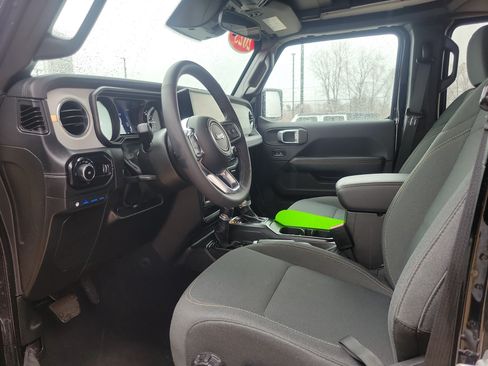 Used 2025 Jeep Wrangler Unlimited Sahara w/ Safety Group AWD/4WD image 7