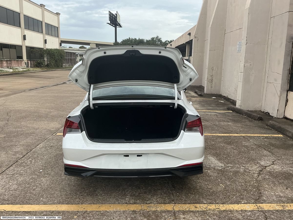 Used 2022 Hyundai Elantra SEL w/ Convenience + Premium Package FWD image 10